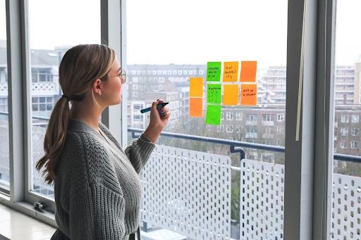 A job candidate making sticky notes regarding application process. With AI automation, hiring process can give candidates a better engaging experience.